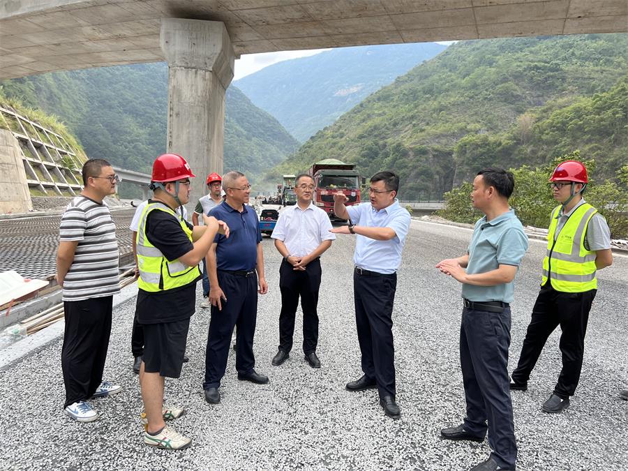 BETWA西汉姆联官方官网党委书记、董事长陈光军赴峨汉高速调研。.jpg