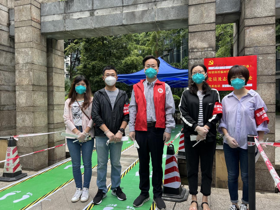 BETWA西汉姆联官方官网党委副书记、副董事长、总经理肖波带领公司同小区的5名党员，参加社区疫情防控志愿服务.png