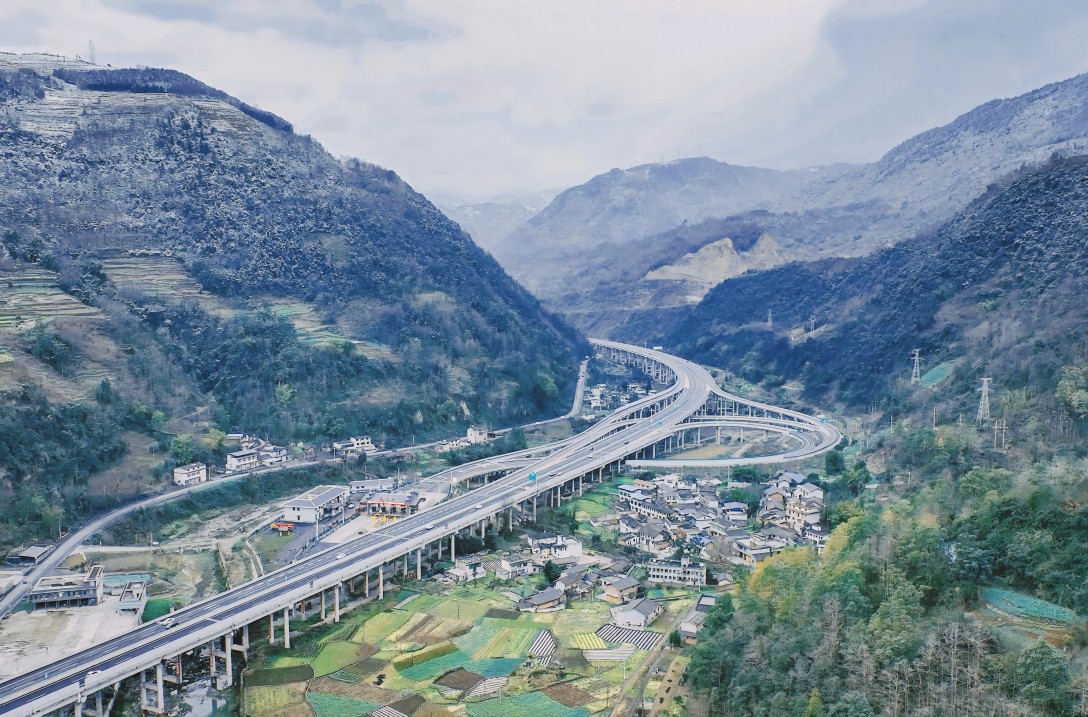 峨汉高速大为互通          峨汉高速大为特大桥位于峨眉山市大为镇连接峨汉高速大为1号隧道，全长2500.83米，为峨汉高速控制性工程之一。.jpg