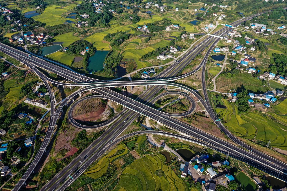 荣泸高速特兴枢纽互通          荣泸高速特兴枢纽互通式立交设于泸州市特兴镇境内，与已建成通车的成自泸高速交叉形成十字枢纽互通式交叉，上跨成自泸高速公路。设计速度100kmh、双向四车道整体式路基，路基宽度26m。设置主线桥4座，匝道桥5座。荣泸高速公路的建成标志着泸州重庆两地又增加了一条便捷的高速通道。.jpg